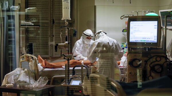 Медицинские работники в отделении интенсивной терапии для пациентов с COVID-19