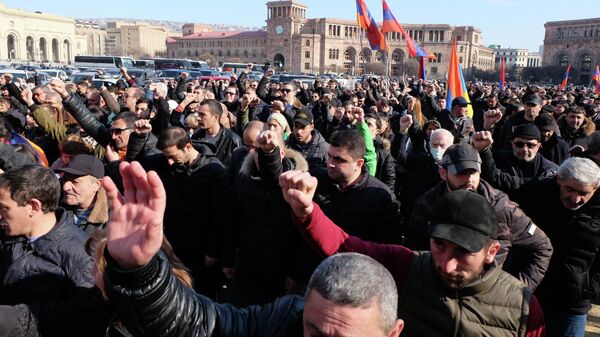 Участники митинга оппозиции в Ереване
