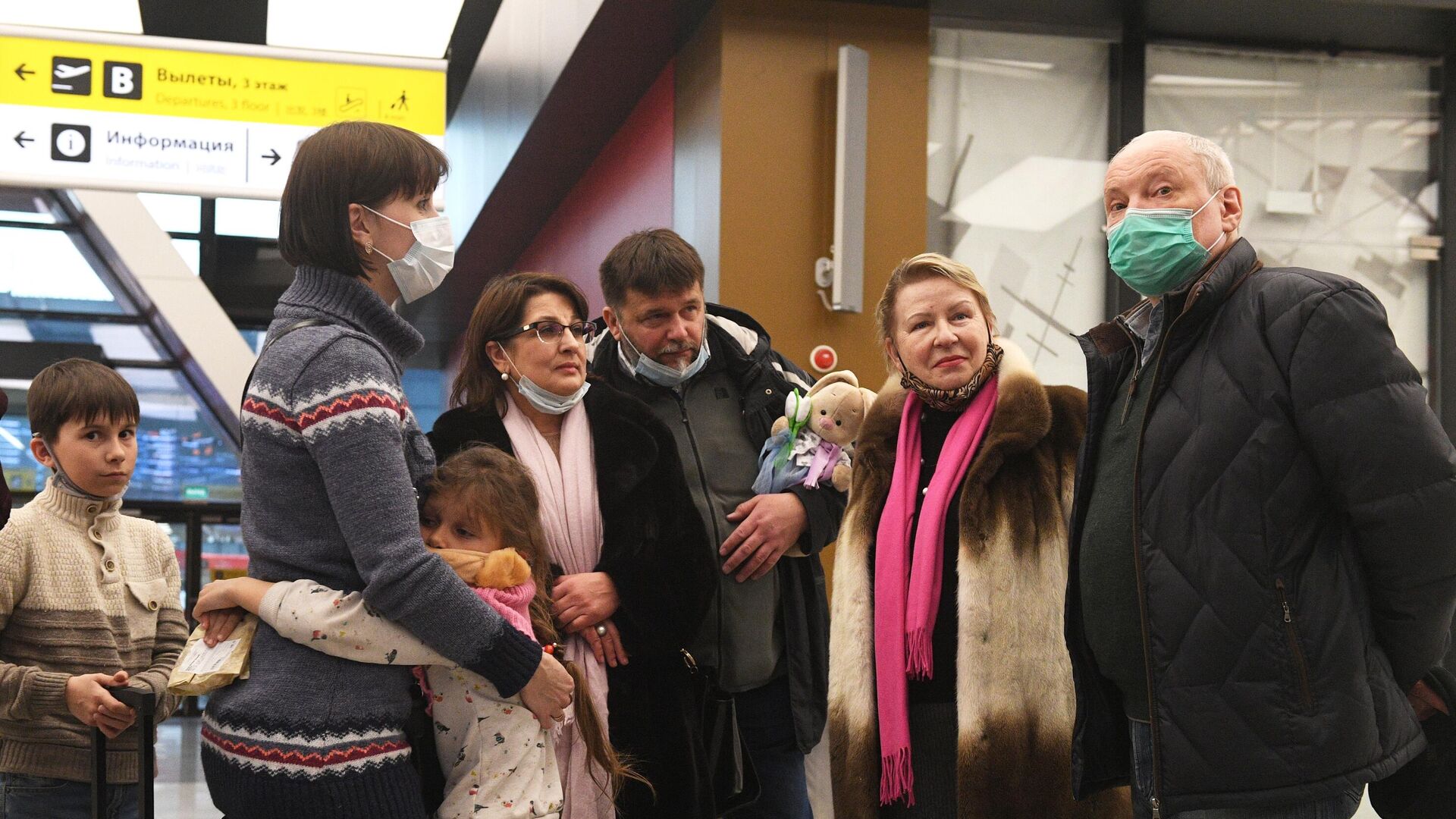 Сотрудники российского посольства в КНДР и члены их семей в аэропорту Шереметьево в Москве - РИА Новости, 1920, 26.02.2021
