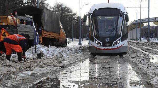 Уборка снега возле трамвайной остановки Метро ВДНХ в Москве