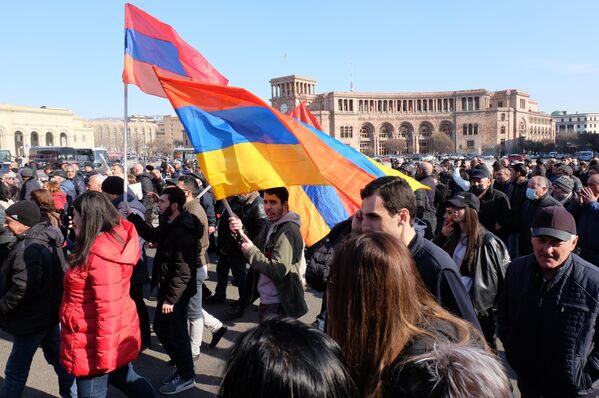 Участники митинга оппозиции на площади Революции в Ереване
