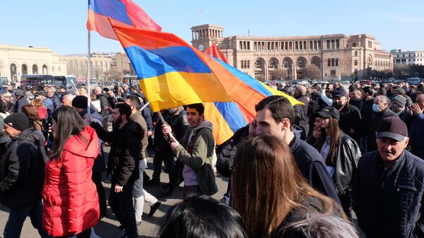 Участники митинга оппозиции на площади Революции в Ереване