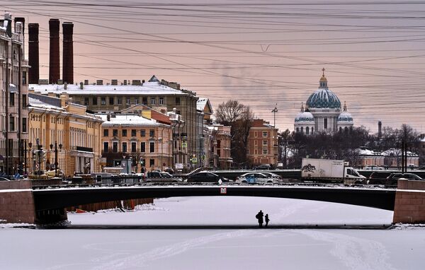 Люди на льду замерзшей реки Фонтанки в Санкт-Петербурге