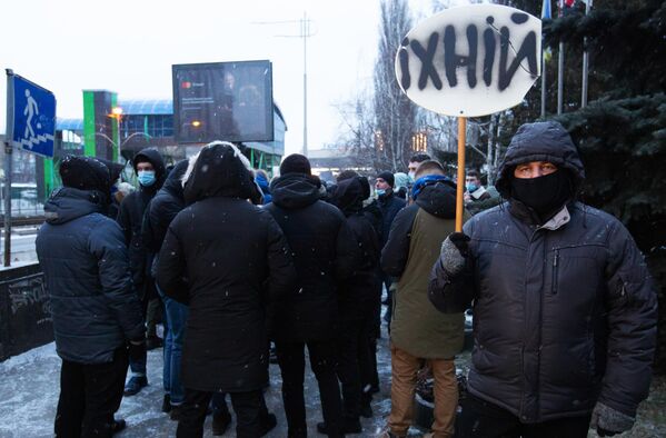 Участники акции националистов с требованием закрытия телеканала Наш на одной из улиц в Киеве