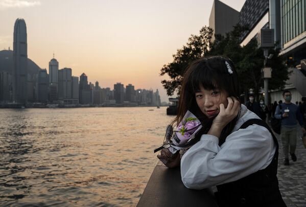 Девушка на набережной бухты Виктория в Гонконге в День всех влюбленных