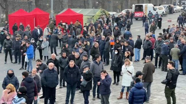 Жители Еревана заполняют площадь для вечернего митинга оппозиции