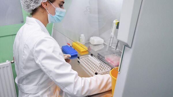 Лаборант Научного центра по профилактике и борьбе со СПИДом проводит исследование биоматериалов
