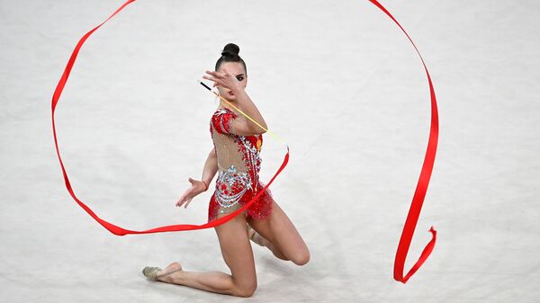 Дина Аверина (Россия) выполняет упражнения с лентой в индивидуальной программе многоборья в финале Гран-при Москва 2021 по художественной гимнастике 