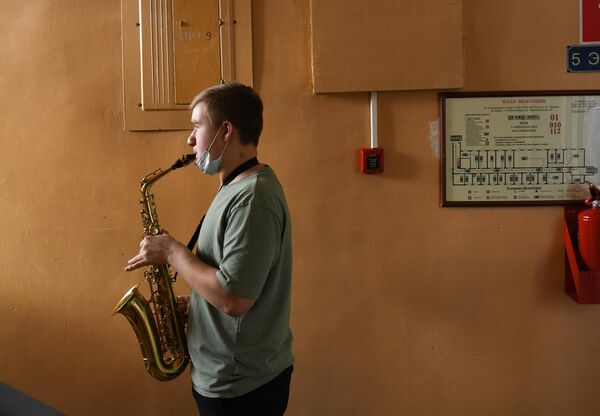 Студент во время самостоятельных занятий в Новосибирском музыкальном колледже имени А. Ф. Мурова