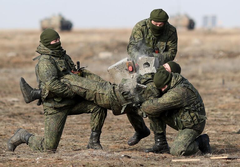 Показательное выступление роты военных разведчиков во время предпраздничных сборов, посвященных Дню защитника отечества, на полигоне Прудбой Южного военного округа в Волгоградской области