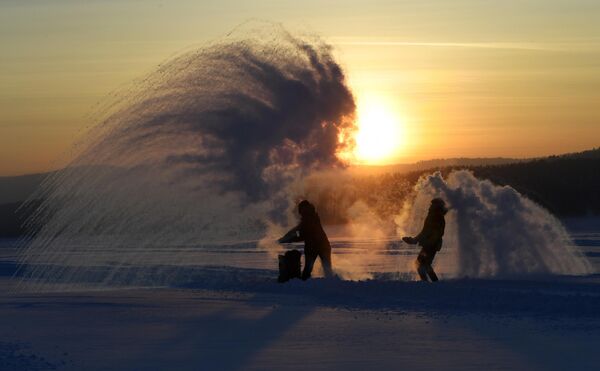 Местные жители устраивают ледяной фейерверк на льду Красноярского водохранилища