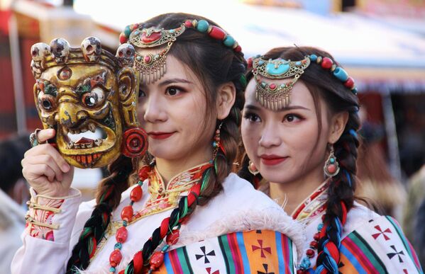 Девушки в национальной одежде в Тибете 