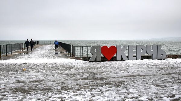 Стела Я люблю Керчь на набережной Керчи в Крыму