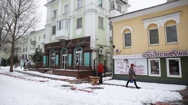 Прохожие на улице Ленина в городе Керчь