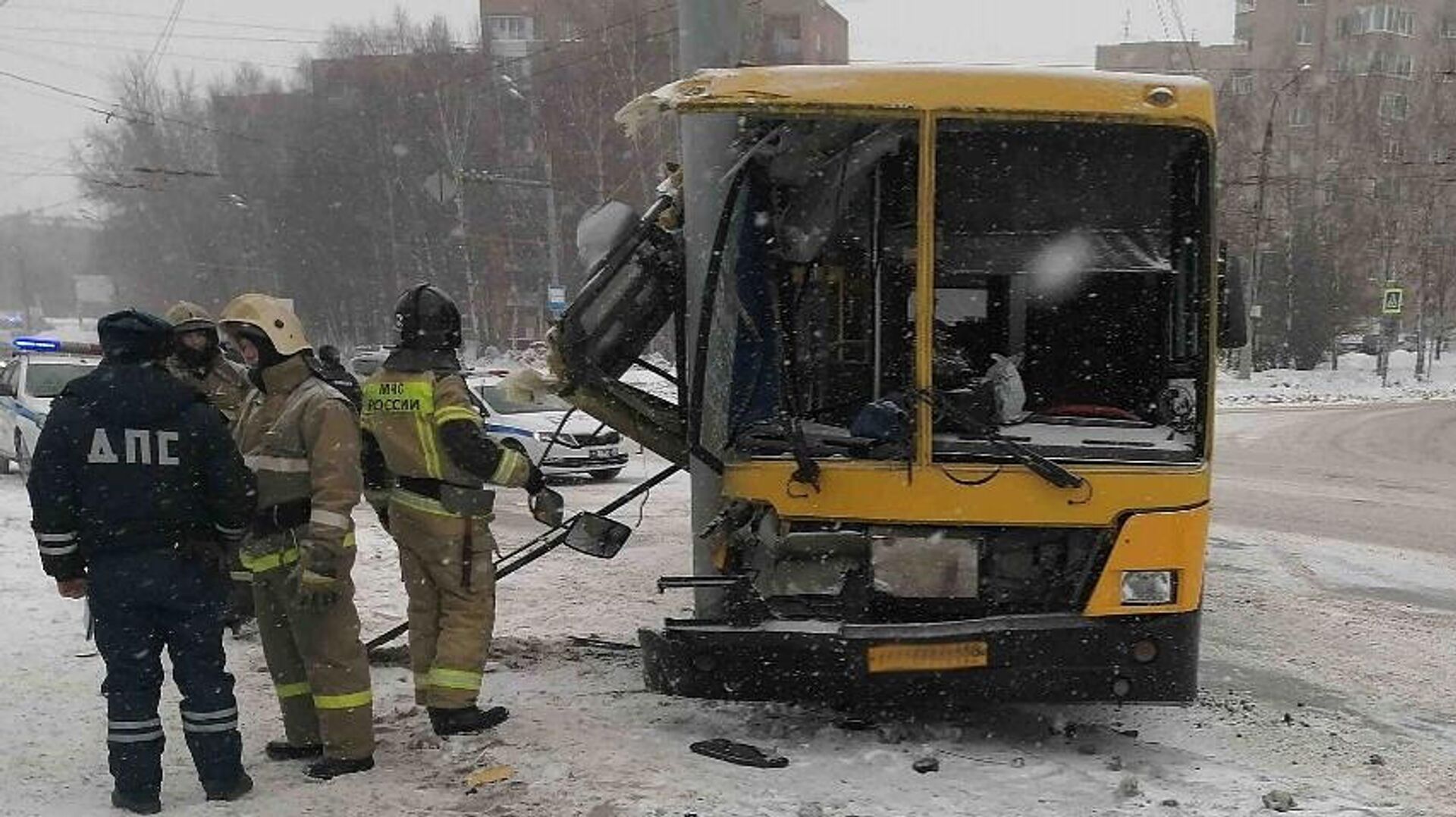 В Ижевске шесть человек пострадали при наезде автобуса на опору ЛЭП - РИА  Новости, 27.02.2021