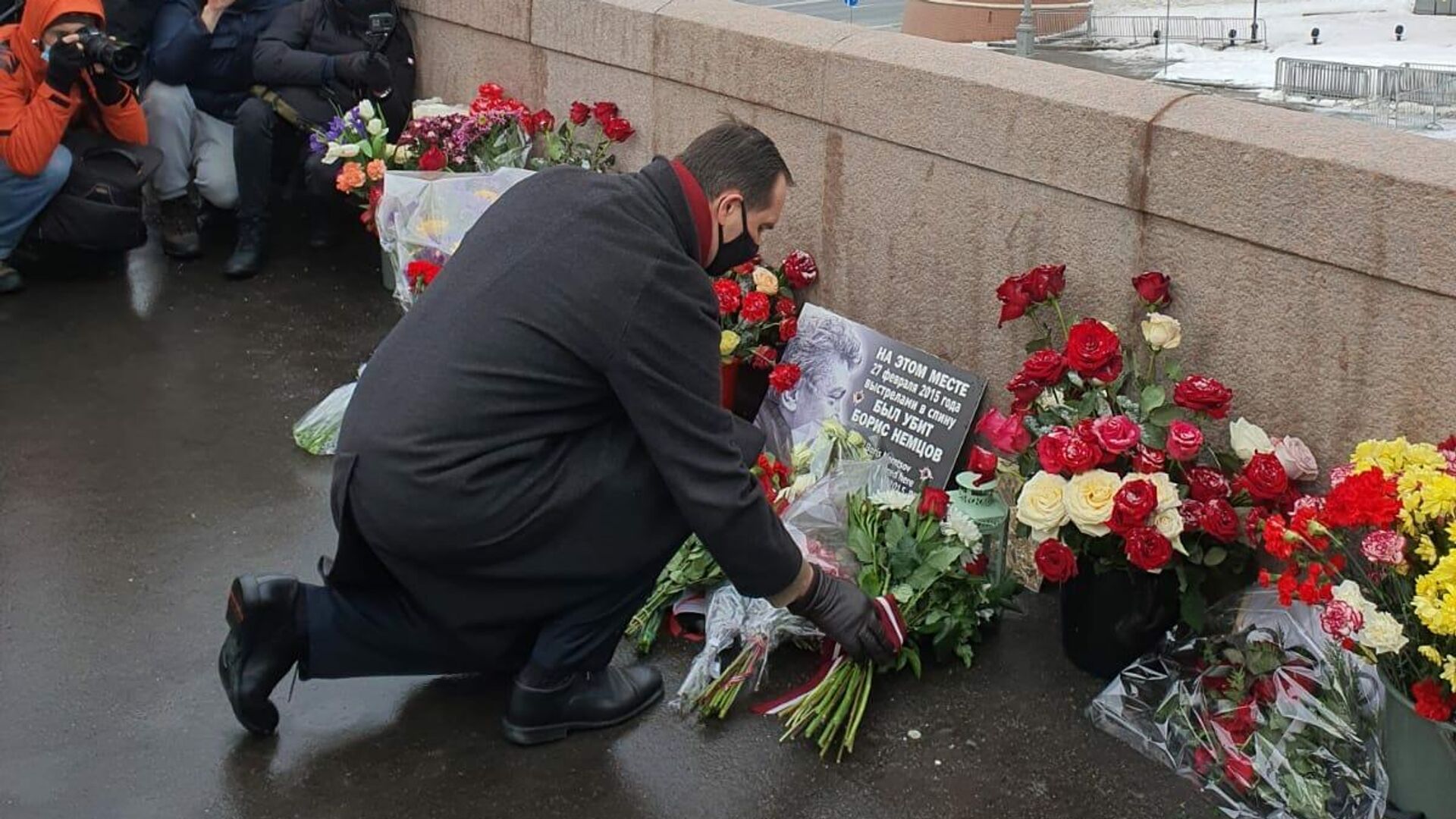 Посол Латвии Марис Риекстиньш вместе с другими представителями возложил цветы к Большому мосту через Москву, где ровно 6 лет назад был убит Борис Немцов - РИА Новости, 1920, 27.02.2021