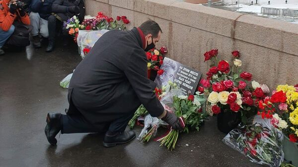 Посол Латвии Марис Риекстиньш вместе с другими представителями возложил цветы к Большому мосту через Москву, где ровно 6 лет назад был убит Борис Немцов