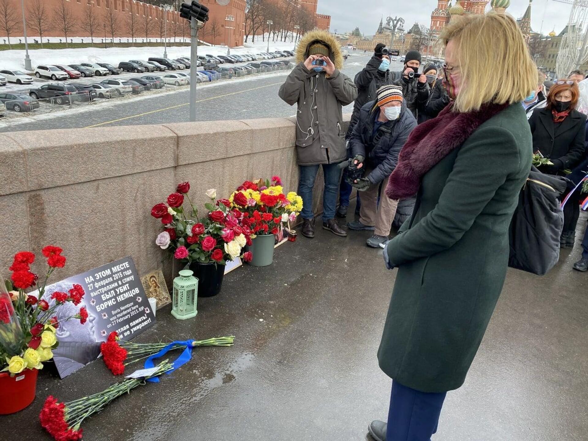 Посол Великобритании Дебора Броннерт почтила память Бориса Немцова, возложив цветы к месту, где он был убит 6 лет назад - РИА Новости, 1920, 27.02.2021
