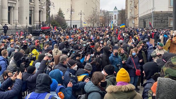 Сторонники Сергея Стерненко во время митинга на Банковой улице в Киеве, Украина