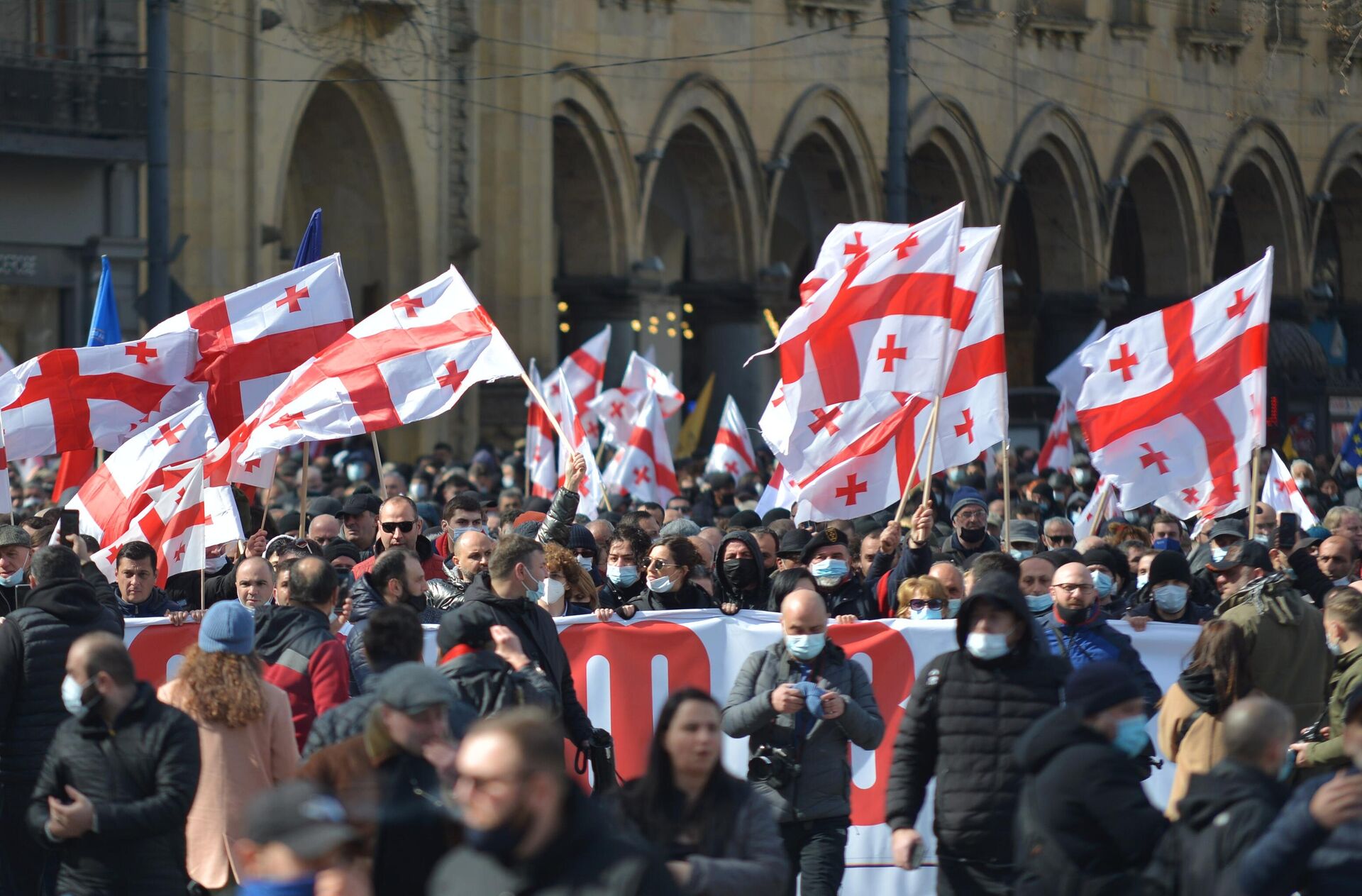 Участники и сторонники оппозиционных партий в Грузии проводят манифестацию, направляясь к площади перед парламентом в Тбилиси - РИА Новости, 1920, 03.03.2021