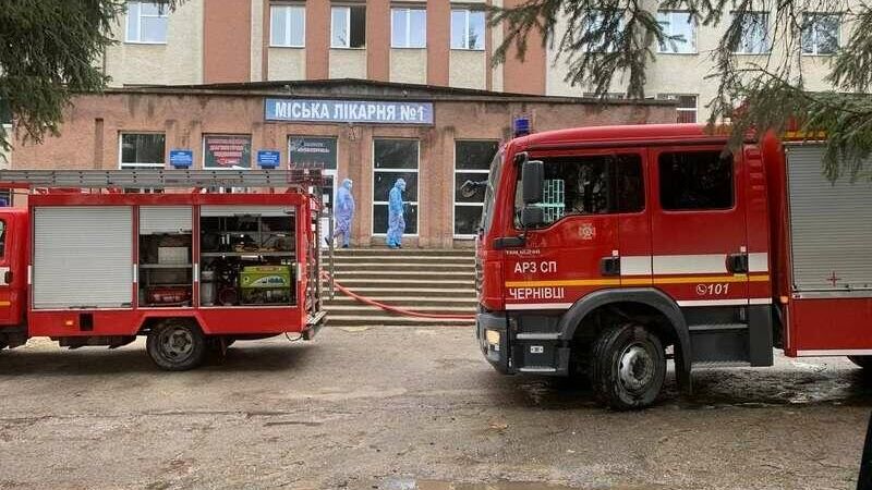 Сотрудники экстренных служб на месте взрыва в больнице в городе Черновцы, Украина - РИА Новости, 1920, 27.02.2021