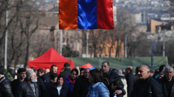 Флаг Армении, вывешенный на проспекте Баграмяна в Ереване во время митинга оппозиции