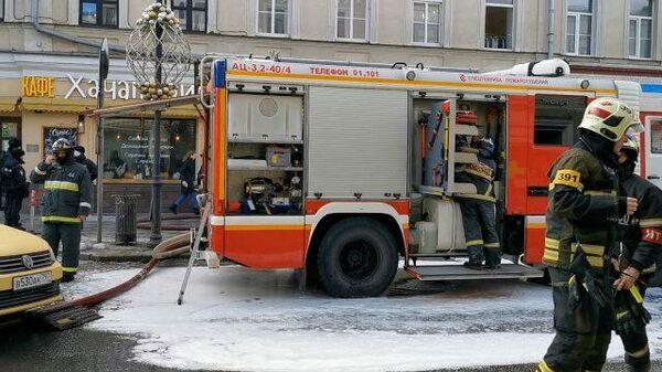 Спасатели работают на месте пожара в центре Москвы 
