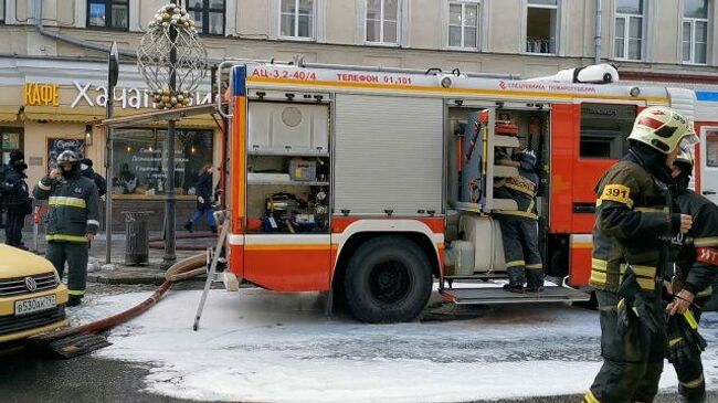 Спасатели работают на месте пожара в центре Москвы 