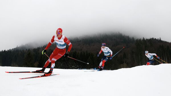 Российский лыжник Александр Большунов (слева)