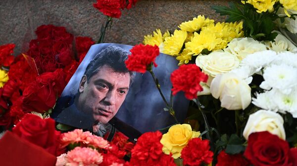 Цветы и фотография на месте гибели политика Бориса Немцова на Большом Москворецком мосту в Москве