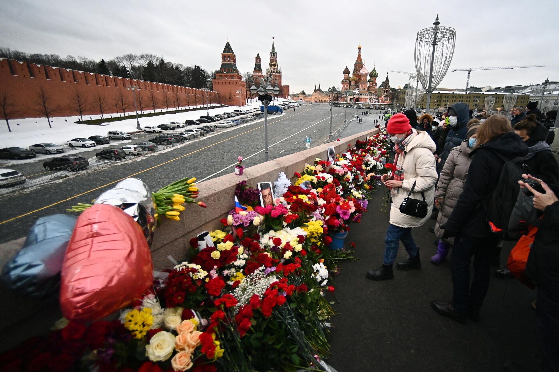 Люди возлагают цветы на месте гибели политика Бориса Немцова на Большом Москворецком мосту в Москве - РИА Новости, 1920, 27.02.2021