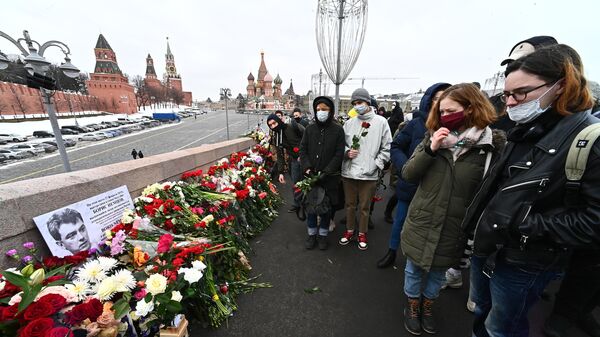 Люди на месте гибели политика Бориса Немцова на Большом Москворецком мосту в Москве