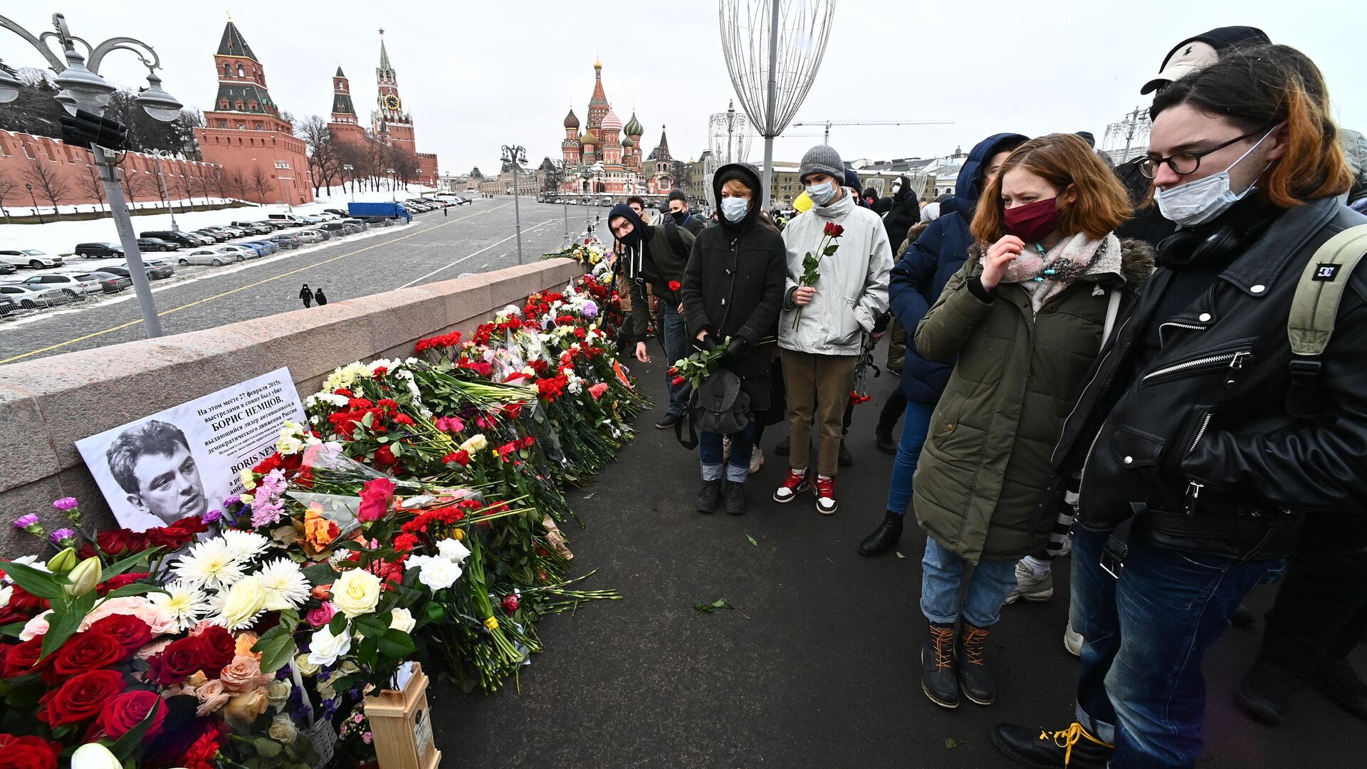 Люди на месте гибели политика Бориса Немцова на Большом Москворецком мосту в Москве - РИА Новости, 1920, 01.03.2021