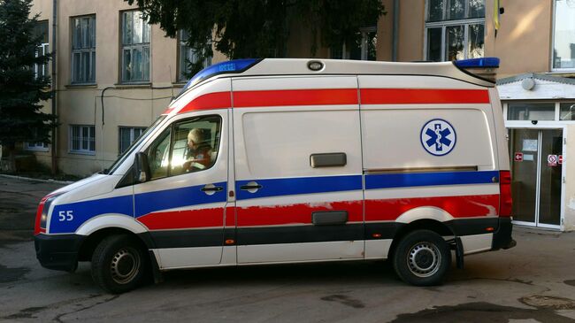 Машина скорой медицинской помощи у городской инфекционной больницы в Ивано-Франковске, Украина