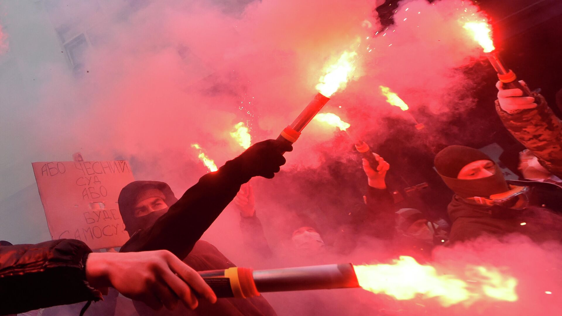 Сторонники Сергея Стерненко во время митинга у здания генеральной прокуратуры в Киеве, Украина - РИА Новости, 1920, 27.02.2021