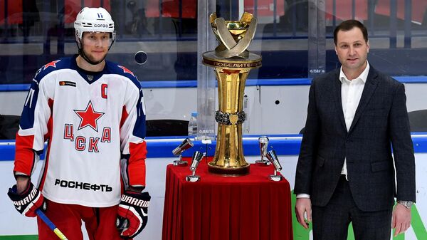 Президент Континентальной хоккейной лиги (КХЛ) Алексей Морозов (справа) и игрок ЦСКА Сергей Андронов