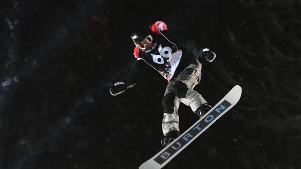 Варвара Романова (Россия) выступает в дисциплине биг-эйр среди женщин на этапе кубка Европы по сноуборду на Воробьёвых горах в Москве.