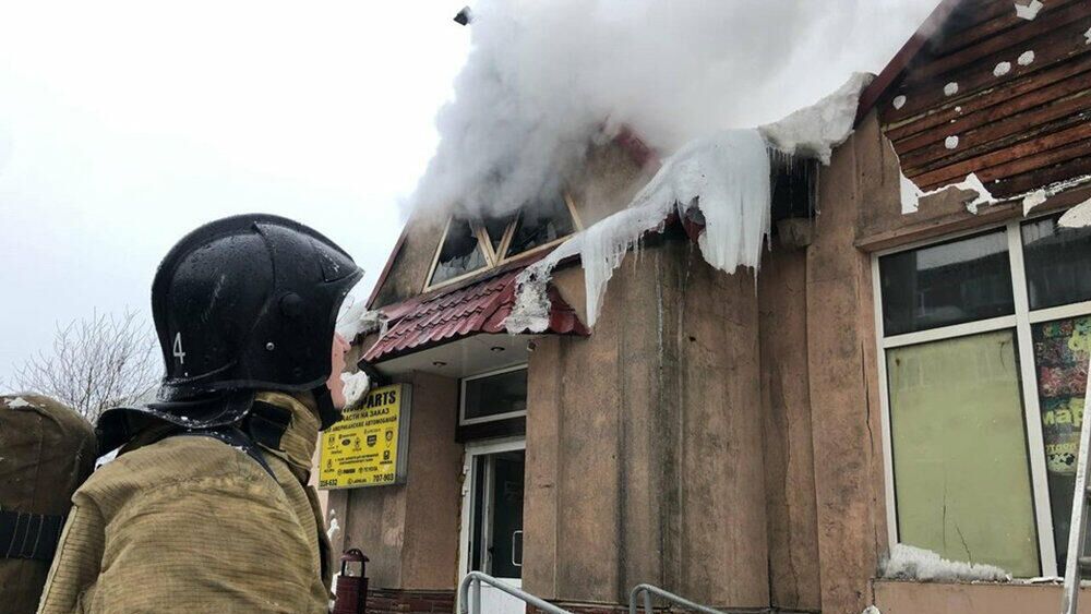 Возгорание торгового павильона на Семеновском рынке в Мурманске - РИА Новости, 1920, 28.02.2021