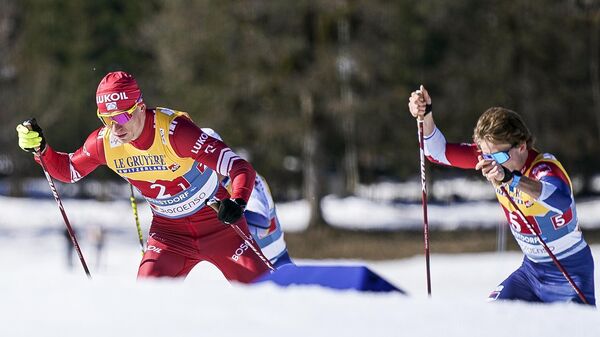 Слева – Александр Большунов (Россия) на дистанции командного спринта в полуфинале во время соревнований по лыжным гонкам среди мужчин на чемпионате мира-2021 по лыжным видам спорта в немецком Оберстдорфе.