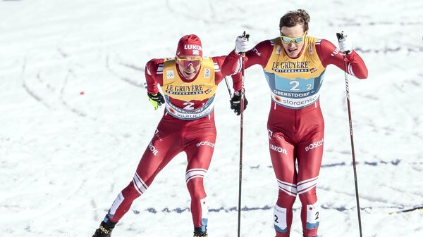 Слева направо: Александр Большунов и Глеб Ретивых (Россия) на дистанции командного спринта в финале во время соревнований по лыжным гонкам среди мужчин на чемпионате мира-2021 по лыжным видам спорта в немецком Оберстдорфе.