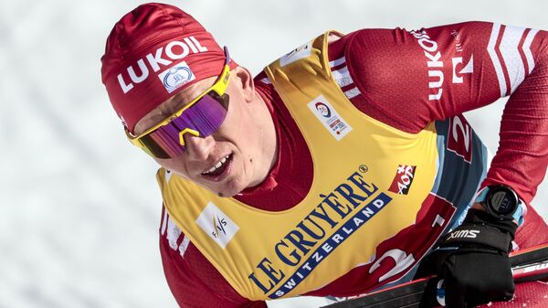 Александр Большунов (Россия), завоевавший третье место в командном спринте с Глебом Ретивых на соревнованиях по лыжным гонкам среди мужчин на чемпионате мира-2021 по лыжным видам спорта в немецком Оберстдорфе.