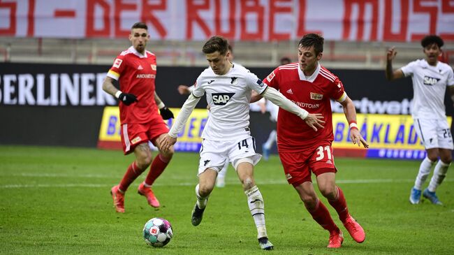 Hoffenheim's Austrian midfielder Christoph Baumgartner (C-L) and Union Berlin's German defender Robin Knoche (C-R) vie for the ball during the German first division Bundesliga football match 1 FC Union Berlin v  TSG 1899 Hoffenheim in Berlin, Germany, on February 28, 2021. (Photo by Tobias SCHWARZ / various sources / AFP) / DFL REGULATIONS PROHIBIT ANY USE OF PHOTOGRAPHS AS IMAGE SEQUENCES AND/OR QUASI-VIDEO