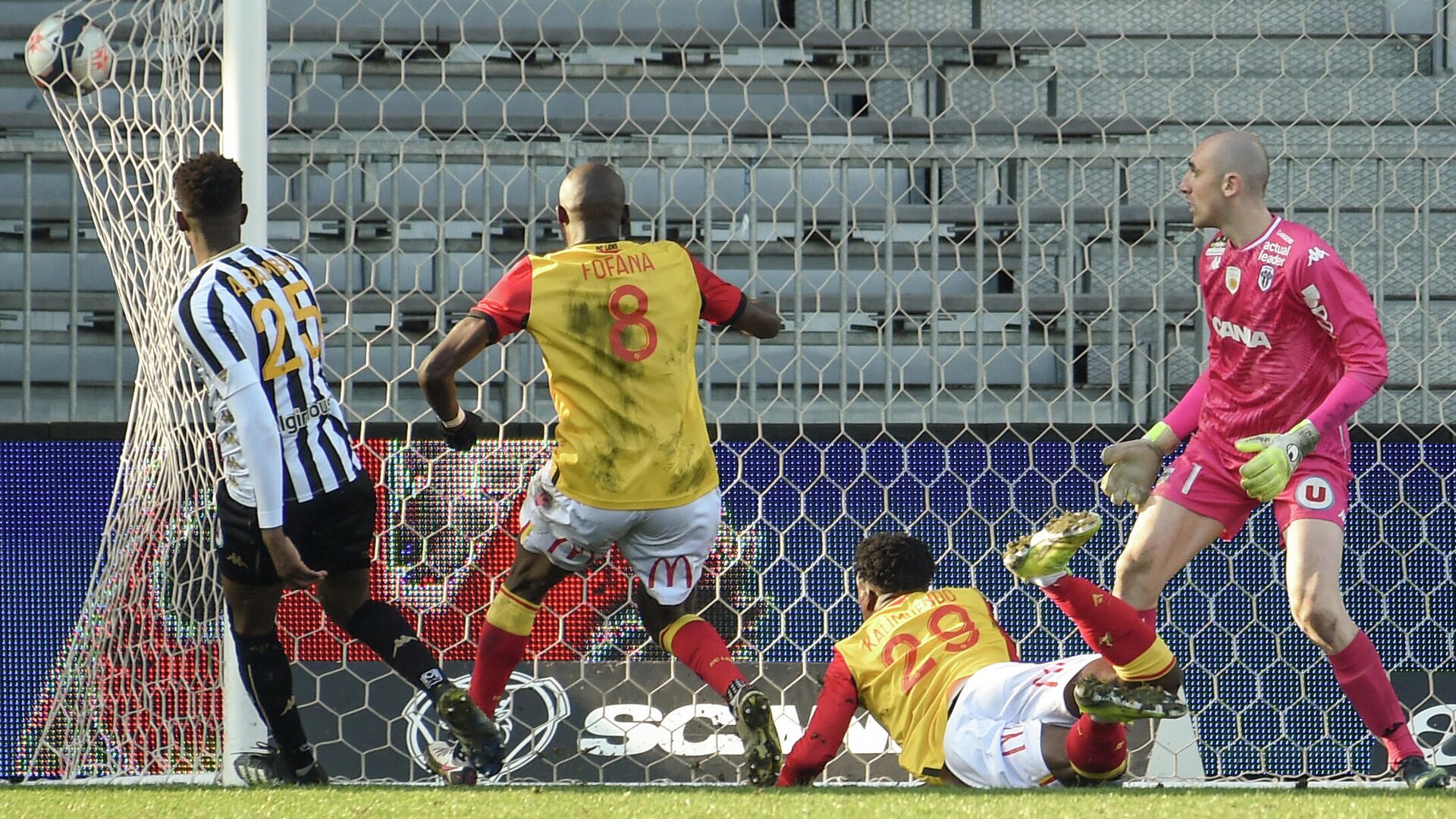 Lens' French forward Arnaud Kalimuendo heads the ball and scores a goal during the French L1 football match between Angers (Angers SCO) and Lens (RC Lens) at the Raymond Kopa Stadium in Angers, western France on February 28, 2021. (Photo by Sebastien SALOM-GOMIS / AFP) - РИА Новости, 1920, 28.02.2021