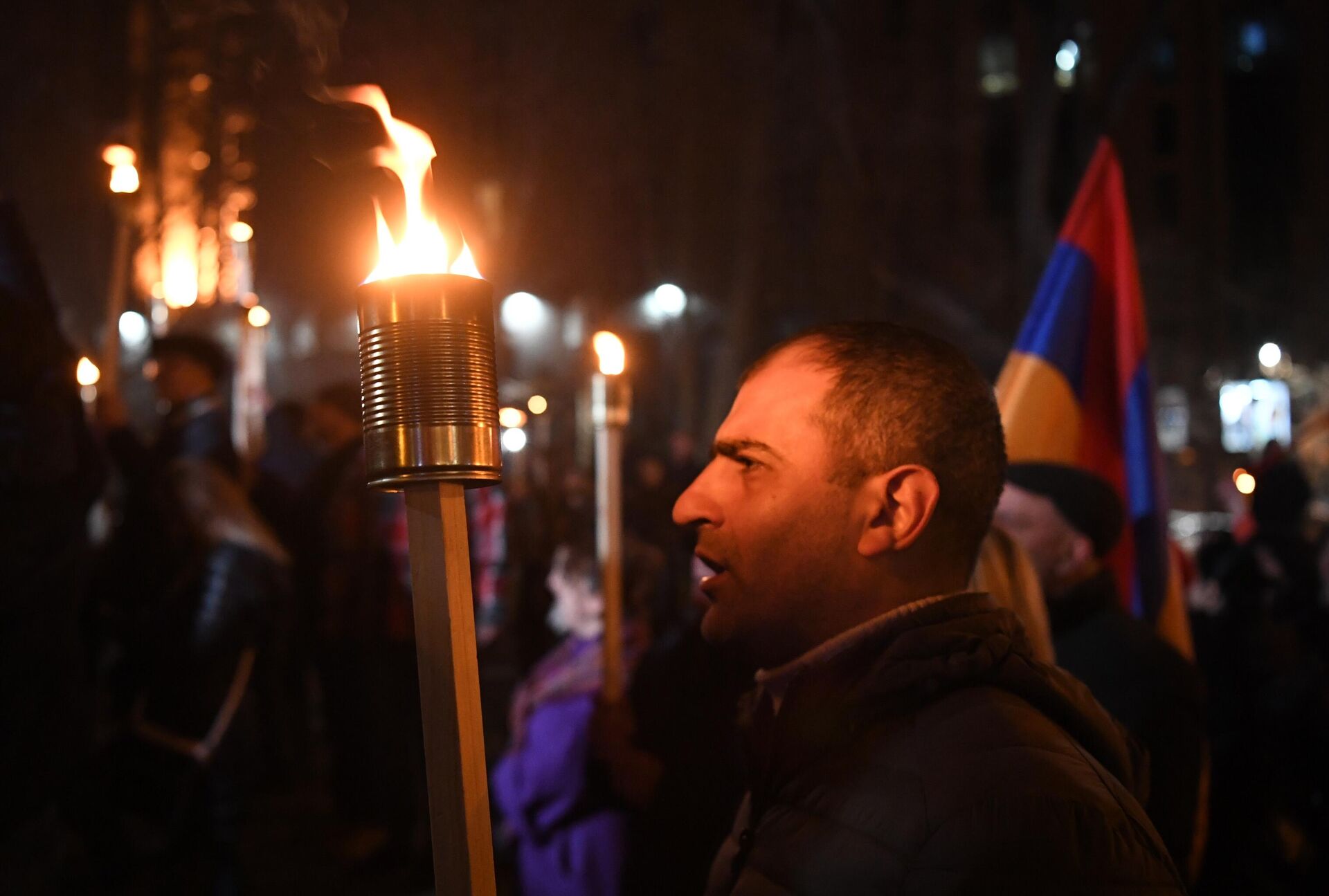 Представители радикального движения проводят факельное шествие в центре Еревана с требованием отставки премьер-министра Армении Никола Пашиняна - РИА Новости, 1920, 28.02.2021