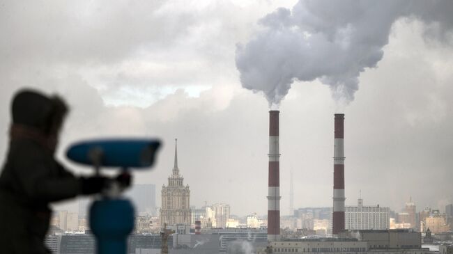 Вид на Москву во время метели со смотровой площадки на Воробьевых горах