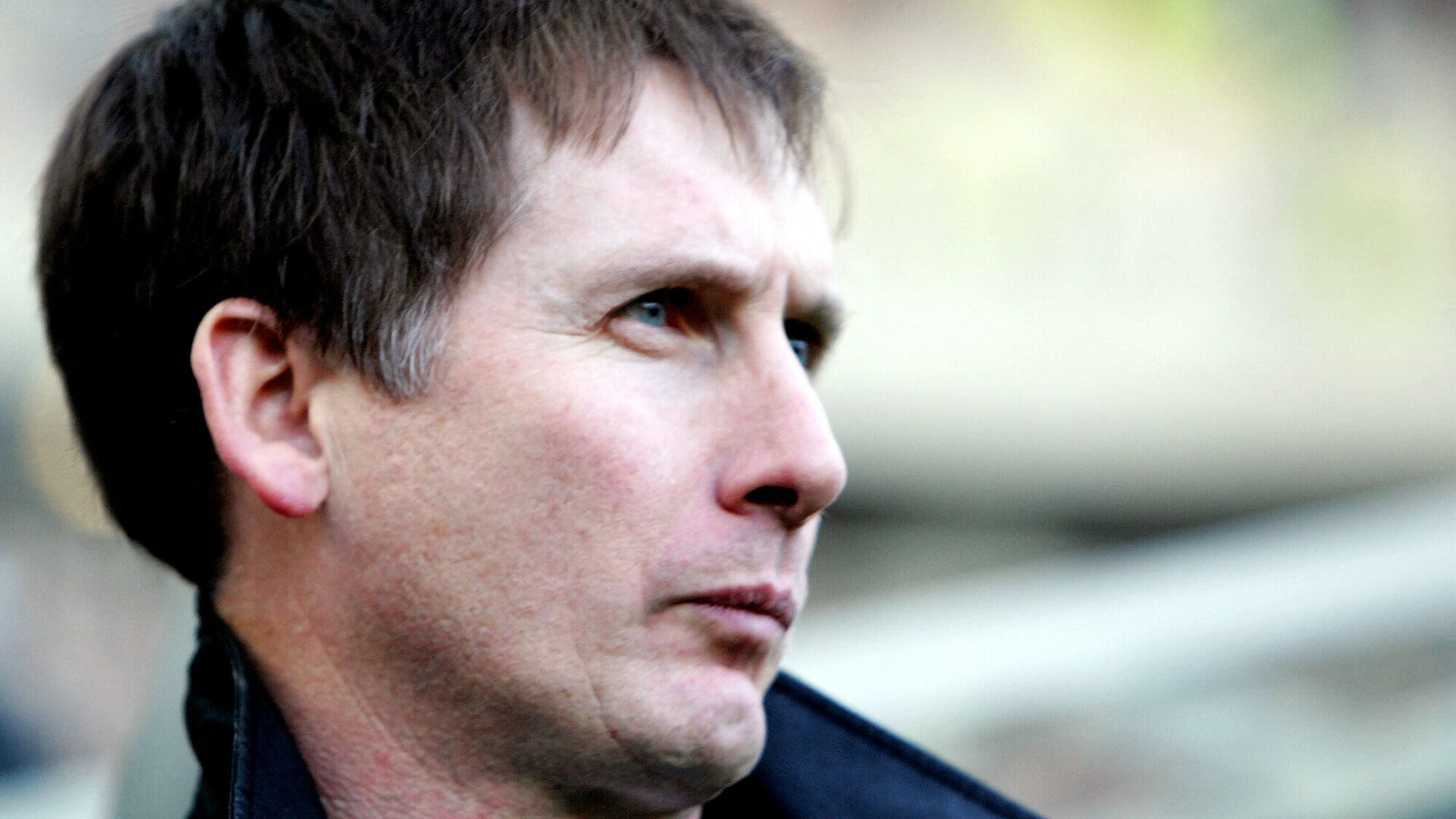 Newcastle United's caretaker manager Glenn Roeder emerges from the tunnel before his team take on Portsmouth in their English Premiership soccer match at St James' Park, Newcastle, England, February 04 2006. Roeder, the former West Ham manager who is currently head of Newcastle's youth academy, took charge of the first team Saturday's assisted by club captain Alan Shearer. AFP PHOTO / PAUL ELLIS

Mobile and website use of domestic English football pictures subject to subscription of a license with Football Association Premier League (FAPL) tel : +44 207 298 1656. For newspapers where the football content of the printed and electronic versions are identical, no licence is necessary. (Photo by PAUL ELLIS / AFP) - РИА Новости, 1920, 28.02.2021