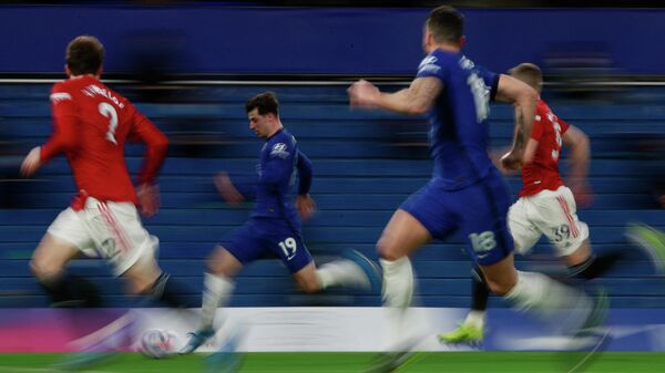 Chelsea's English midfielder Mason Mount (C) runs with the ball during the English Premier League football match between Chelsea and Manchester United at Stamford Bridge in London on February 28, 2021. (Photo by Ian Walton / POOL / AFP) / RESTRICTED TO EDITORIAL USE. No use with unauthorized audio, video, data, fixture lists, club/league logos or 'live' services. Online in-match use limited to 120 images. An additional 40 images may be used in extra time. No video emulation. Social media in-match use limited to 120 images. An additional 40 images may be used in extra time. No use in betting publications, games or single club/league/player publications. / 