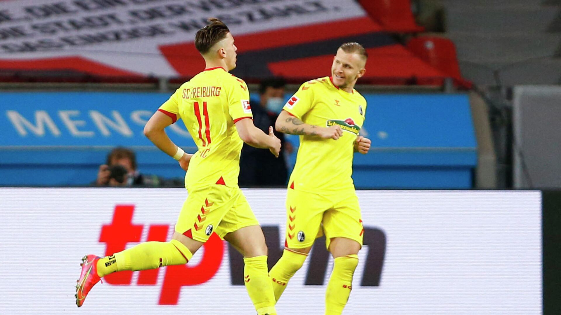 SC Freiburg's Ermedin Demirovic (L) celebrates scoring their first goal with Jonathan Schmid (R) during the German first division Bundesliga football match between Bayer 04 Leverkusen and FC Freiburg in Leverkusen, western Germany, on February 28, 2021. (Photo by THILO SCHMUELGEN / POOL / AFP) / DFL REGULATIONS PROHIBIT ANY USE OF PHOTOGRAPHS AS IMAGE SEQUENCES AND/OR QUASI-VIDEO - РИА Новости, 1920, 28.02.2021