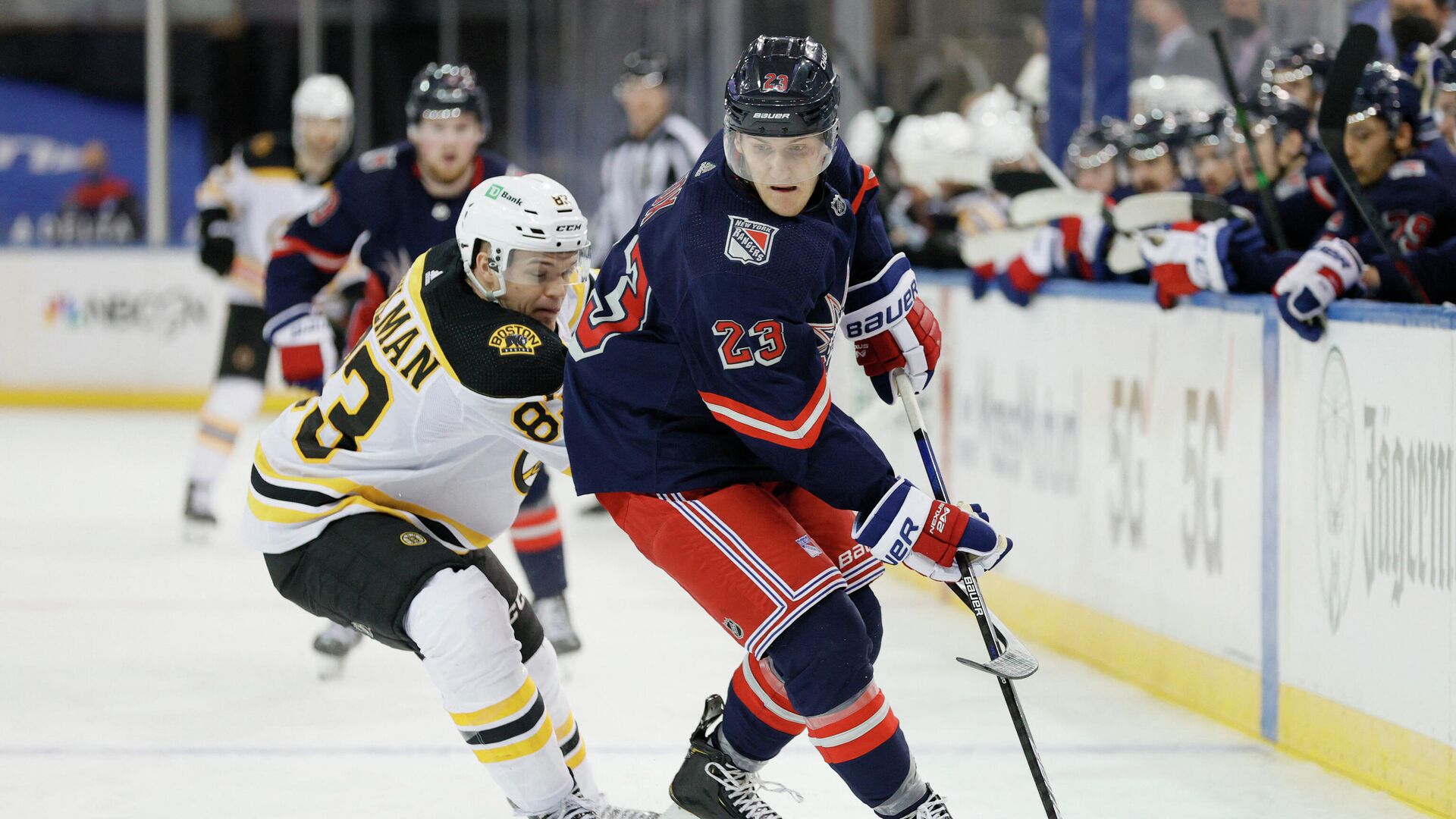 NEW YORK, NEW YORK - FEBRUARY 28: Adam Fox #23 of the New York Rangers controls the puck as Karson Kuhlman #83 of the Boston Bruins defends during the third period at Madison Square Garden on February 28, 2021 in New York City. The Bruins won 4-1.   Sarah Stier/Getty Images/AFP (Photo by Sarah Stier / GETTY IMAGES NORTH AMERICA / Getty Images via AFP) - РИА Новости, 1920, 28.02.2021