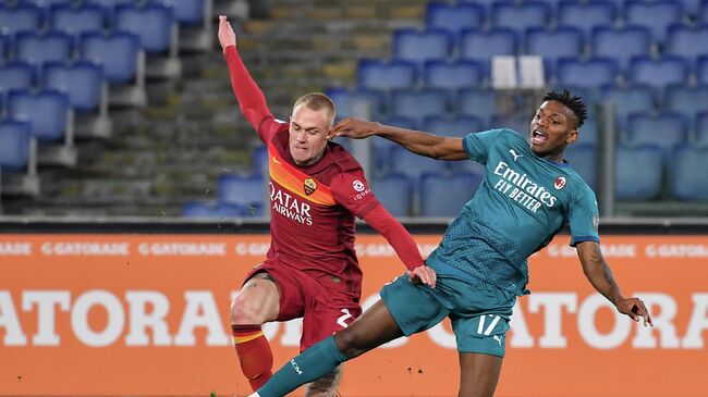 Roma's Dutch defender Rick Karsdorp (L) tackles AC Milan's Portuguese forward Rafael Leao during the Italian Serie A football match AS Roma vs AC Milan on February 28, 2021 at the Olympic stadium in Rome. (Photo by Tiziana FABI / AFP)